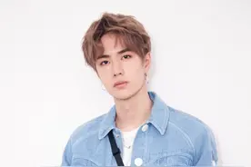 王一博换包了，警察叔叔还拿他的背包方式做了示范，出门要小心哦图片