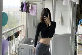 女大学生在宿舍里的自拍照，你发现了什么？图片