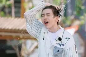 蔡徐坤，教你时尚穿搭，帅出自己图片