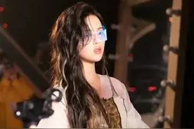 杨超越被拍到脸上10厘米长的疤是怎么回事，顶着新疤就出来营业？图片