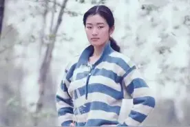 巩俐30年前泳装写真曝光，眼神清澈不做作，“巩皇”也能清纯甜美图片