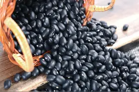 93岁老奶奶吃了60年的黑豆营养做法，不蒸也不炒，越吃身体越健康图片