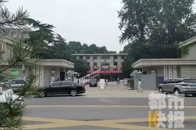 牛！西安灞桥区政府大院让市民免费停车 网友：点赞图片