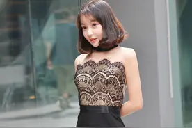 黑色蕾丝抹胸裙搭配尖头细跟鞋，穿出细节和窈窕之美，优雅又迷人图片