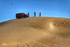 13位女同学越野腾格里沙漠，这一组日落时分的照片是我见过最好的图片