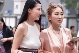 街拍：俩闺密这样穿真好看，走在路上都是回头率图片