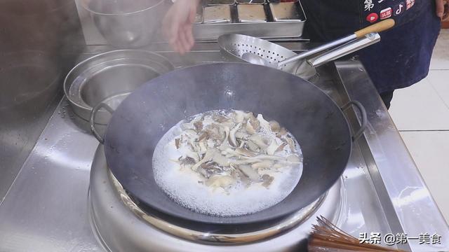 炒蘑菇想要鲜嫩不出水，多加这一步，吃着鲜嫩闻着香