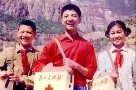 他是《红雨》男一号，曾与李秀明齐名，却为何一度成市场管理大爷图片