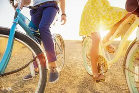 小说：亿万富豪重生二十年前，看他如何获得众多校花的追捧图片