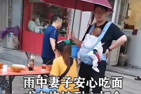 “超暖心爸爸”火了，用嘴含输液管保暖：女儿，还冷吗？图片