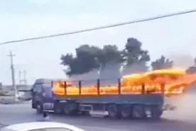 冒死开“火车”的黑龙江司机孙刚得到一汽解放赠送的新货车图片