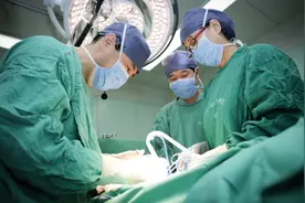 “我女儿才30岁啊！”女儿确诊肠癌，妈妈痛哭，医生：这两个习惯太致命图片