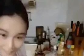 泰国网红直播时猝死，正常做饭跟网友说笑，毫无征兆倒地去世图片