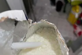 深圳女子网购牛奶变“豆腐渣”电商平台：要化验是否变质图片