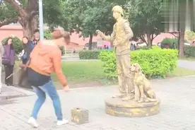 男子与狗街头扮铜像，与人合照月入十万，网友：主要是狗的功劳图片