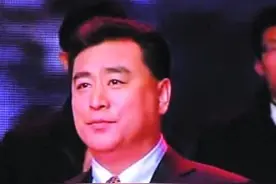 他是央视主持人，却终身未婚未育，今59岁独自一人坐街头吃冰棍图片