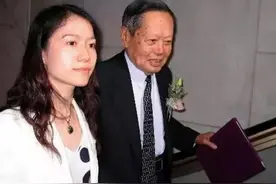 别再骂翁帆了，捐掉近200万美金存款，和杨振宁恩爱17年值得尊敬图片