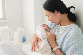 同是坐月子，袁咏仪每天洗头，谢娜却没有，两人现在差距很大图片