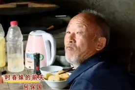 女儿跟随母亲改嫁到继父家，为何又抛弃生母，跟随继父生活图片