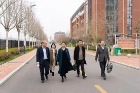 镇平县教体局代表团莅临市一高李艳丽名班主任工作室参观交流图片