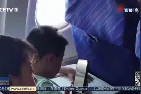 学生飞机上写作业引反思：假期作业该如何安排？视频封面