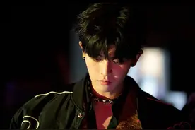 任嘉伦生日，50多名圈内好友送祝福，他给刘宇宁的回复太招笑图片