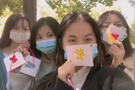 提前给学生送毕业礼物，辅导员亲手制作百余张贺卡图片