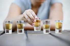 喝酒前多吃“3物”，喝酒之后多喝热水，醒酒快，伤害也更小图片
