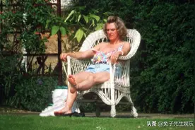 卡米拉27年前放飞自我，穿背心短裤晒太阳，查尔斯就喜欢这豪放劲图片