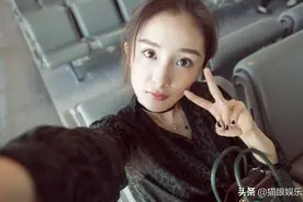 杨幂脚踩巨高高跟鞋，依然如履平地，看脚上的伤就知道有多拼图片