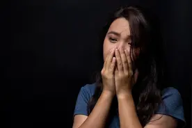 老公清明节背着她去给前妻扫墓，她崩溃了：老公的心不在她这儿图片