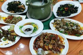 福建，男子去广东同事家里聚餐，看到菜品后，却不敢下筷子图片