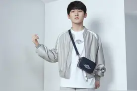 电竞牌面 JackeyLove 联手迪奥，上脚 Air Dior，“LPL的第一次”图片
