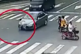 太揪心！宝妈载俩孩子骑车闯红灯，7岁儿子突然跳车被撞飞图片