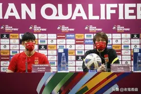 国足拿1分，李铁怒怼，哪些人脑子有问题？谁不懂足球？图片