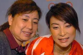 郭晶晶妈妈才是真贵妇！裙子外披围巾好端庄，“鹰钩鼻”挺特别的图片