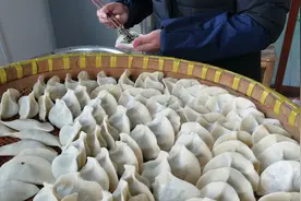 周末全家人一起包水饺，配上一大碗骨头汤，一口一个，太舒服了视频封面