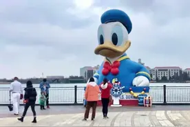 记者观察｜上海迪士尼部分恢复运营首日：市民戴口罩来散步，乐园仍关闭，年卡有效期可顺延图片
