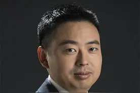 湖北放牛娃叶国富，中专毕业，靠卖小饰品挣下242亿身家，凭啥图片
