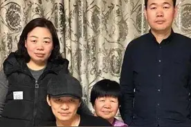 王宝强身家过亿，亲哥却在老家摆摊卖煎饼？哥哥的回应很正能量图片