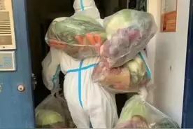 背100斤菜爬11层楼！昨天，这张退役军人的背影照刷屏了图片