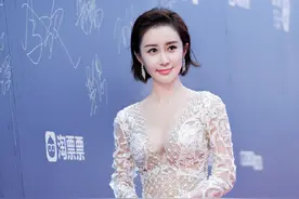 舒畅这回美出圈了，穿裸色连衣裙优雅性感，美得让人移不开眼图片