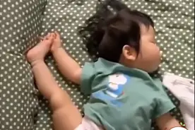 宝宝的睡姿能有多“超纲”？宝妈：掀开被子的瞬间，就像在开盲盒图片