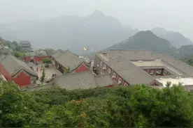 泰山最高景点，海拔1545米，险绝无双！门前石碑之谜至今不为人知图片