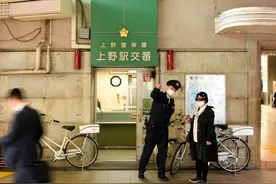 日本大妈捡到两万日元交给警察，半年后警察倒赔给她两万？图片