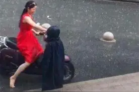 妈妈骑电车冒雨接儿子，路人看到前面站的娃时，感慨的竖起拇指图片