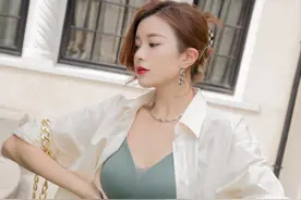 夏天“白衬衫”这样搭真美，“绿色Bra+阔腿裤”衬托，高挑又性感图片