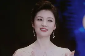 周涛52岁仍旧很美，穿白纱裙气质感超然，美得让人羡慕图片