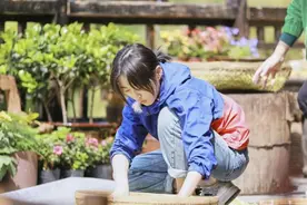 18岁张子枫穿搭又上热搜？1米6身高穿出2米气场，太厉害了图片