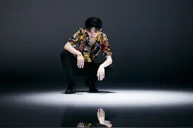 蔡徐坤复古花衬衫雅痞范儿十足，超有男人味，气场全开图片